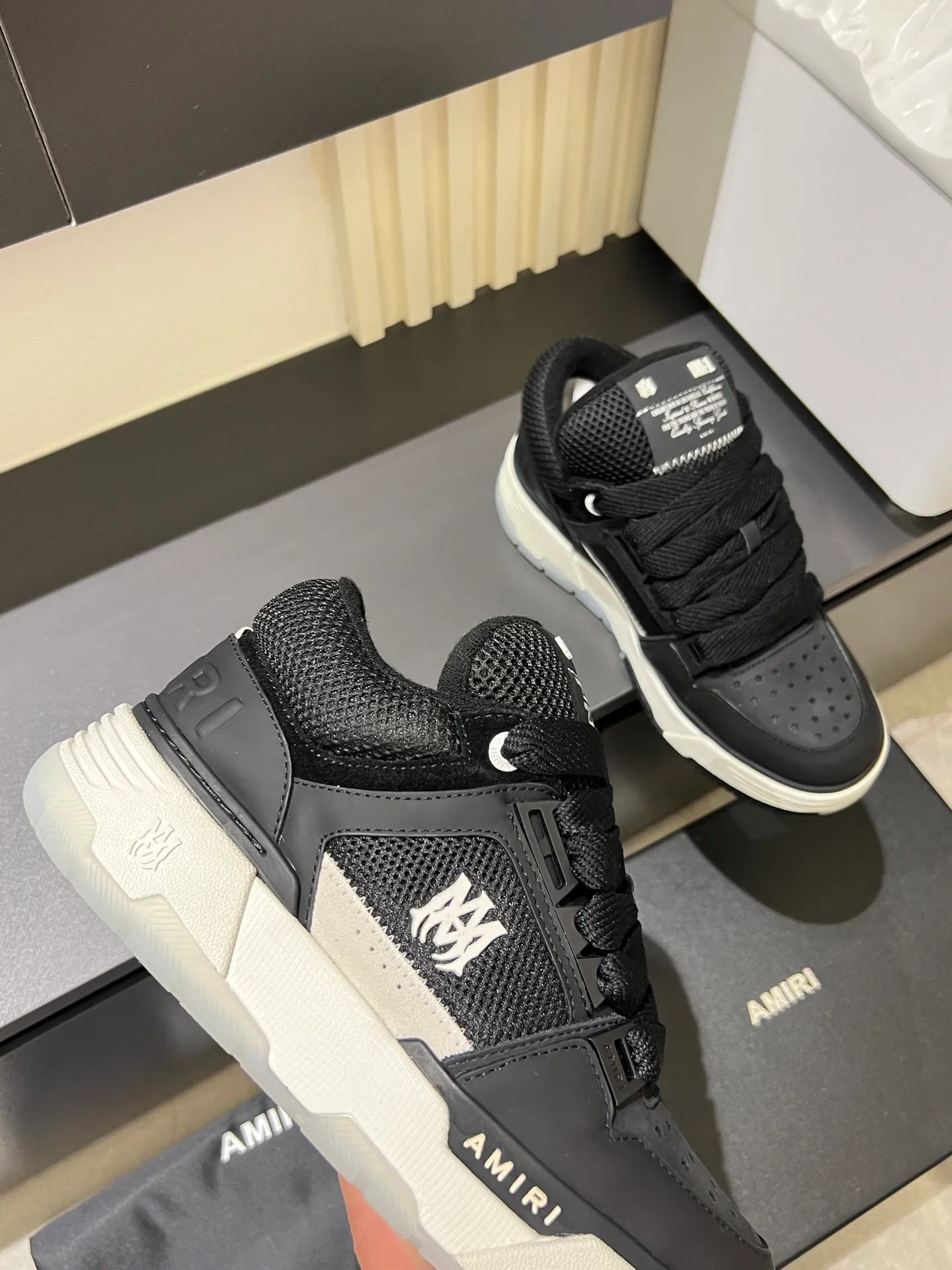 Men's shoes 💰p680 [AMIRI] 2025 spring and summer series new sneakers, new 🆕 bread shoes, bread shoes have a very special big tongue design, thickened outsole, rounded toe, oversized rubber sole and perforated star details, whoever wears them will look better! The appearance is responsible, the feet are retro and handsome! Size: 38-45